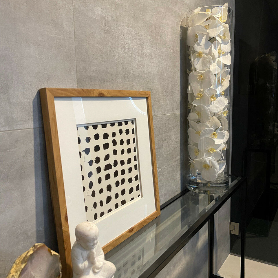 Cylindre en verre avec orchidées Phalaenopsis blanches