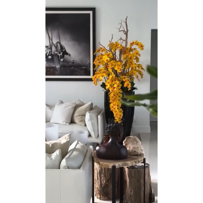 Vase San José noir brillant avec orchidées jaunes en cascade