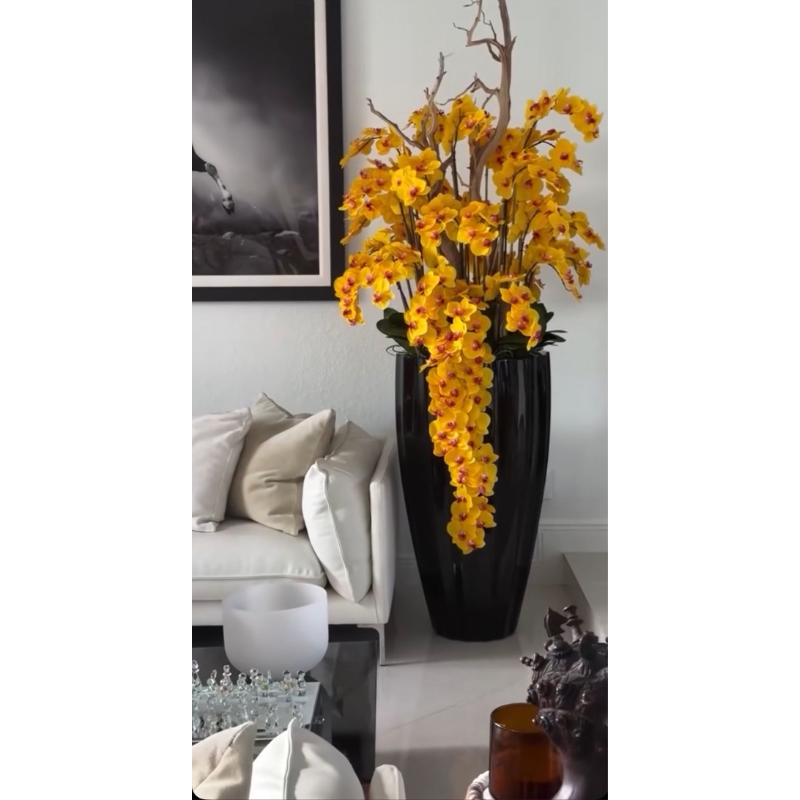 Vase San José noir brillant avec orchidées jaunes en cascade