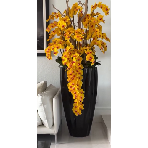 Vase San José noir brillant avec orchidées jaunes en cascade