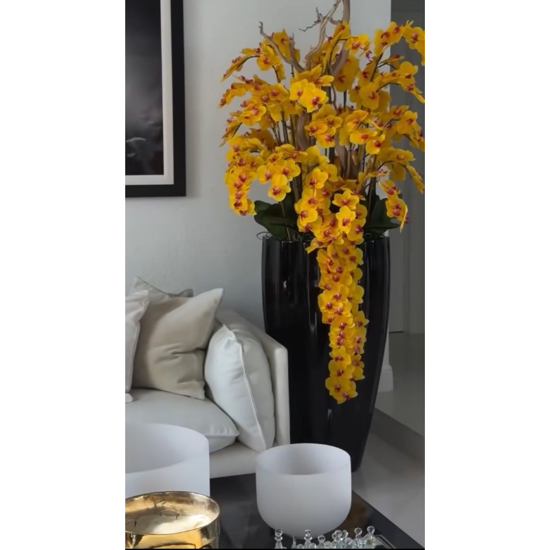 Vase San José noir brillant avec orchidées jaunes en cascade
