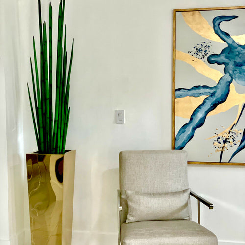 Vase cube doré avec herbe serpent