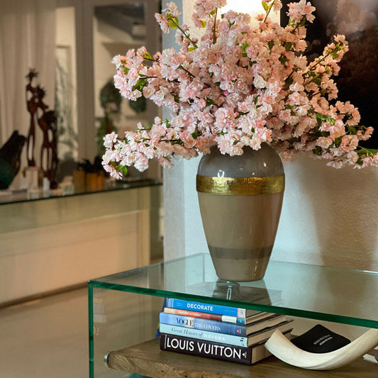 Vase Goddess avec fleurs de cerisier roses