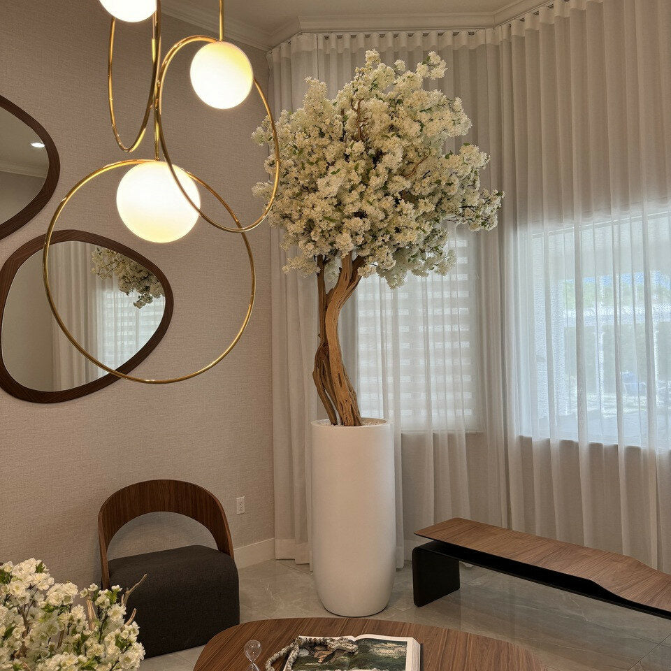 Vase St. Tropez beige mat avec cerisier blanc en fleurs