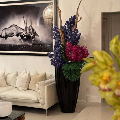 Vase San Jose noir brillant avec orchidées Vanda