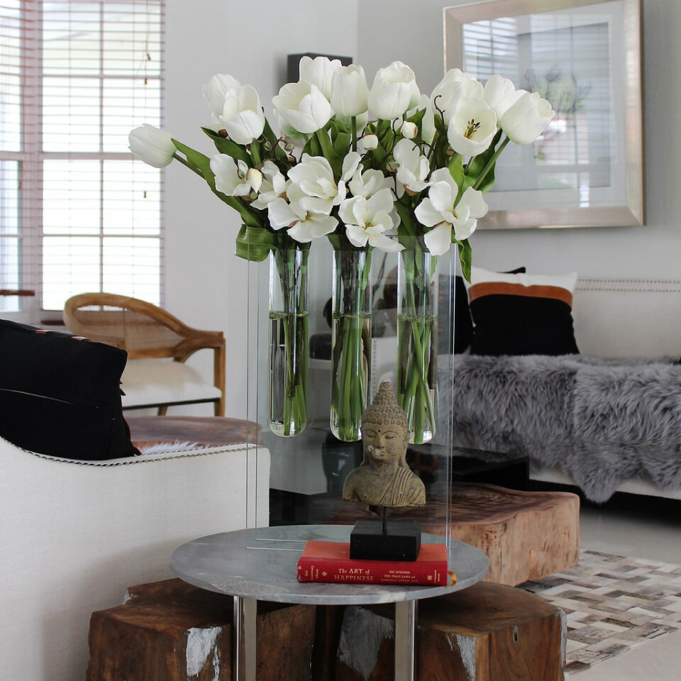 Vase triple avec tulipes blanches