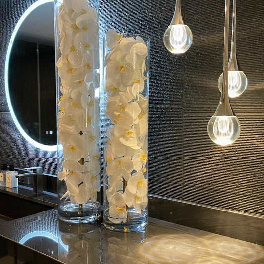 Cylindre en verre avec orchidées Phalaenopsis blanches