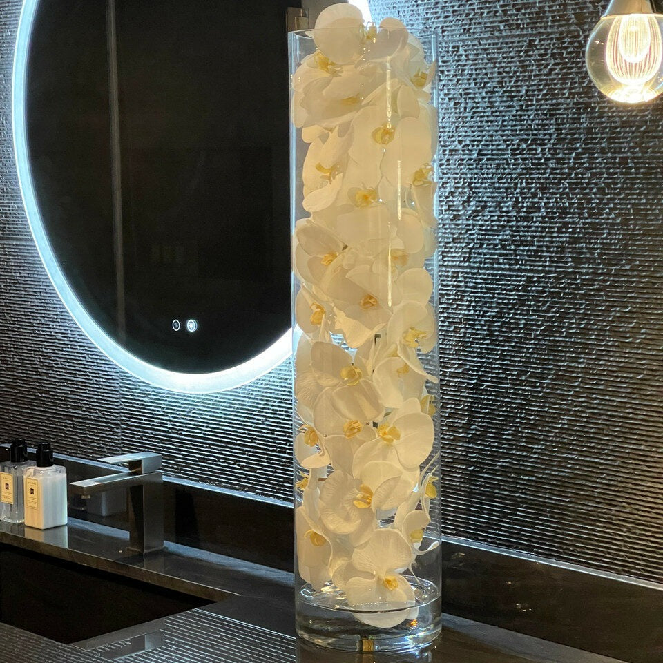Cylindre en verre avec orchidées Phalaenopsis blanches