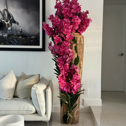 Grand vase en teck avec bords naturels et orchidées Vanda roses
