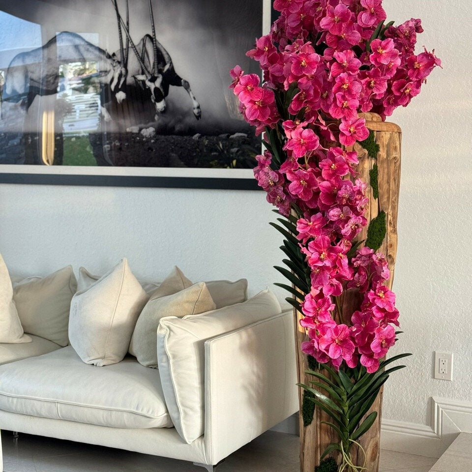 Grand vase en teck avec bords naturels et orchidées Vanda roses