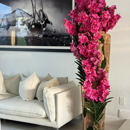 Grand vase en teck avec bords naturels et orchidées Vanda roses