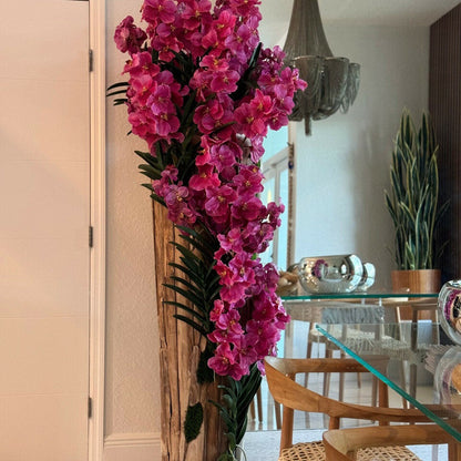 Grand vase en teck avec bords naturels et orchidées Vanda roses